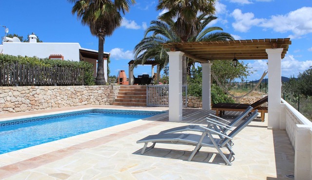 A villa great for couples and families, gated pool & WiFi, BBQ and panorama view
