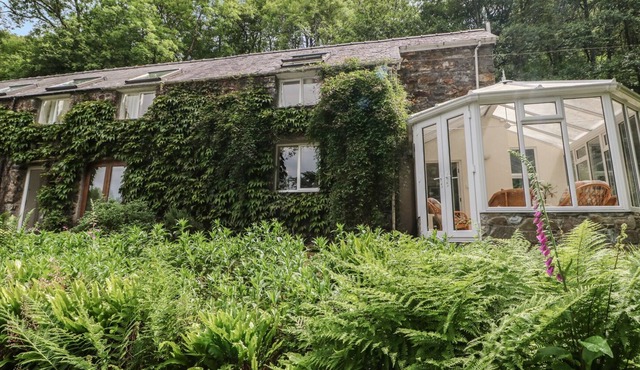 AFON MORFA, pet friendly, with pool in Fairbourne