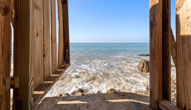Aileen Beachfront Apartment