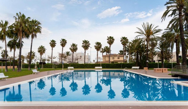 Apartamento con terraza, vistas al jardín y piscina, junto a playa y golf
