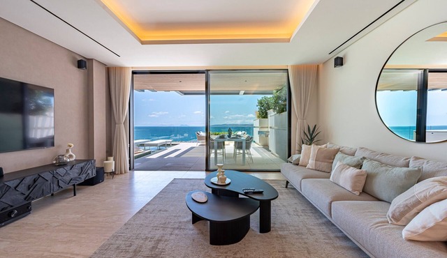 Apartment 'Luxury Front Line Beach' with Sea View, Wi-Fi and Air Conditioning