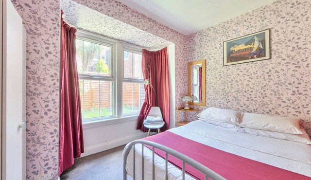 Apartment Sleeps 4 - Garden, WiFi & Free Parking