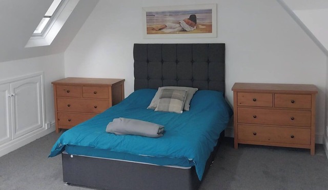 Apartment - Sleeps 4 - Parking - Close to Stansted