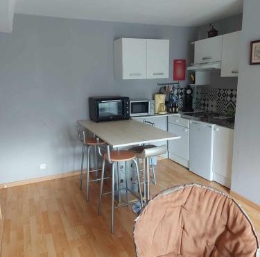 appartement a l'étage d'une maison avec entrée commune par ma maison comprenant une chambre avec un grand lit , une d'enfant et un clic-clac dans la piece de vie in Bazouges-sur-le-Loir