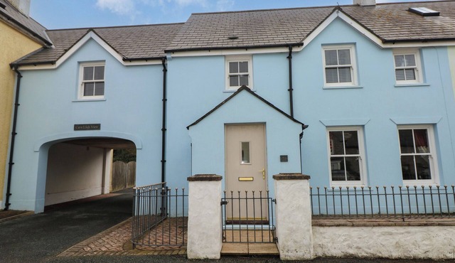 ARCHWAY HOUSE, pet friendly, with a garden in St Davids