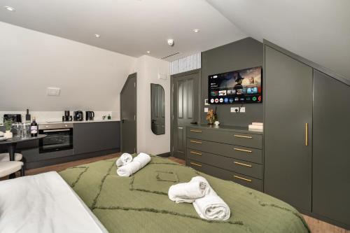 Arnos Grove Gem AC 1BR Sleeps 2 WiFi & Parking