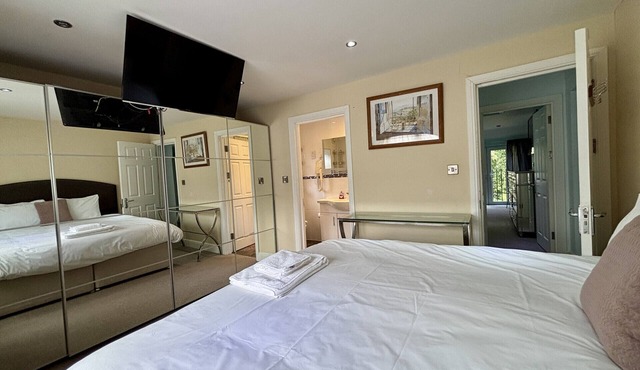 Ascot Spacious 5-Bedroom House