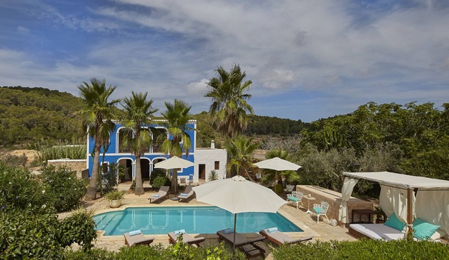 AUTHENTIC VILLA IBICENCA BETWEEN THE MOUNTAINS, 10 MIN FROM THE BEACH.