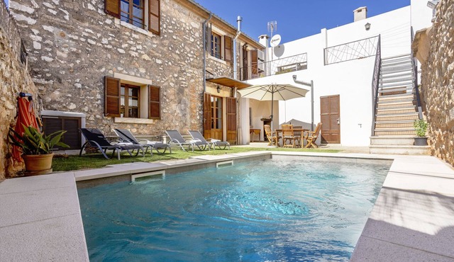 Authentic Majorcan house with 3 bedrooms, 3 bathrooms, wifi and pool