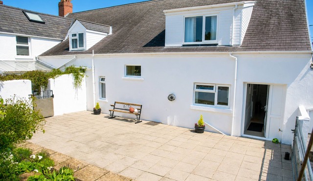 Awel Taf - A spacious 3 bedroom Cottage with Courtyard Garden!