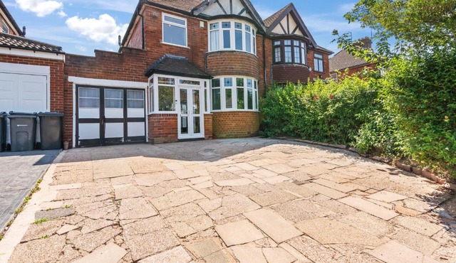 B13 0AU 5 Double Beds 6 Beds - 5 Bedrooms - LWB Van x2 Parking-Edgbaston Harborne NR Pershore Road Digbeth NIA O2 Academy NR City Centre Excellent Location - By Samina, Arz Stays