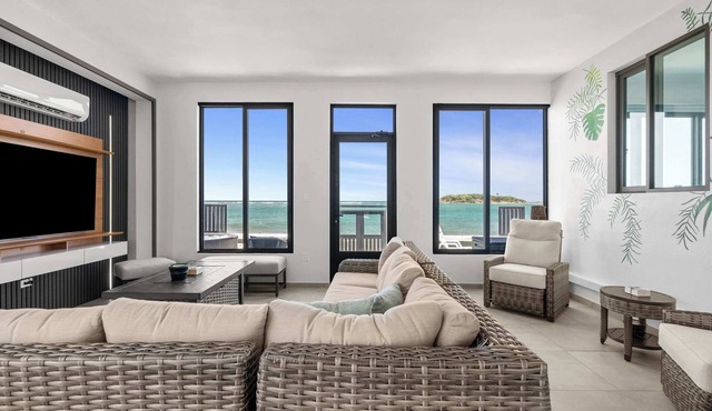 Balandras Beach Stays House 4 Beachfront w Hot Tubs