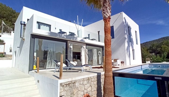 Balinese Villa with big external Jacuzzi - close to Cala Llonga beach
