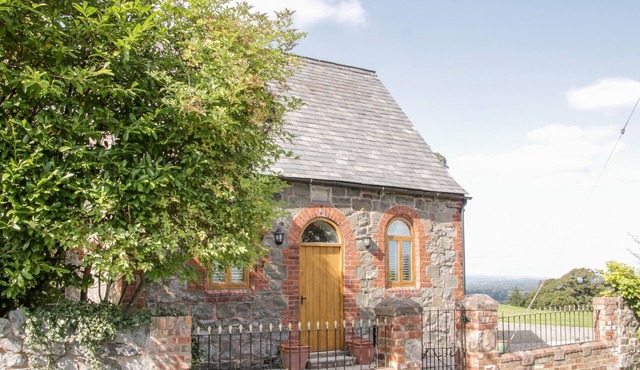 BAUSLEY CHAPEL, romantic, character holiday cottage in Halfway House