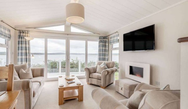 Bay View 2-Bed Lodge with Glorious Harbour View