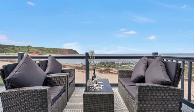 Beachfront 2BR - Wi-Fi - Free Parking - Sleeps 6