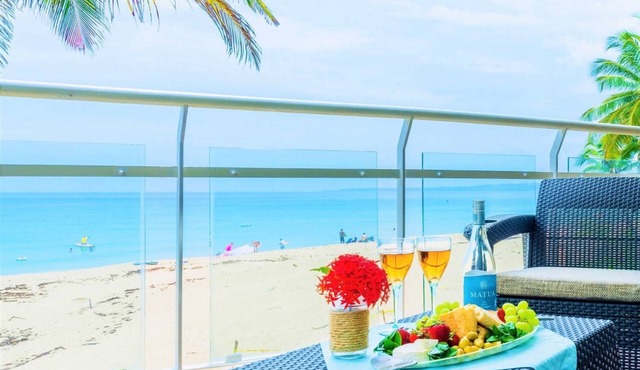 Beachfront ★ Pool ★ All New ★ AC ★ Free Gated Prkng ★ Laundry ★ WiFi ★ 1st Floor