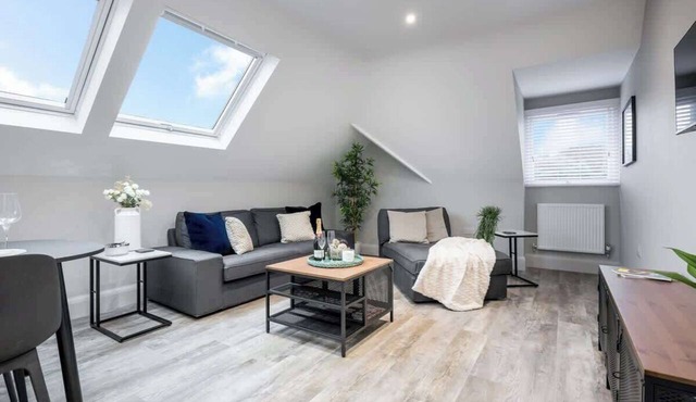 Beachside Loft: Stylish Top Floor Apartment- SOBO Loft
