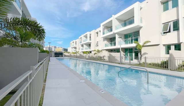 Beautiful 3bed/2bath with King Beds, 2 Pools, Gym & Full Generator, near beach!