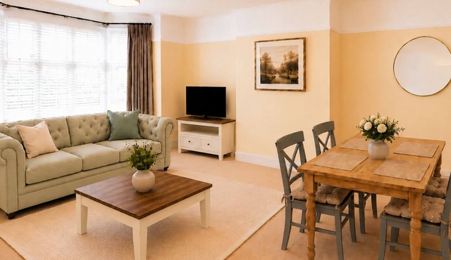 Beautiful 4 Bed House, Short Walk to Southampton General Hospital, Free parking