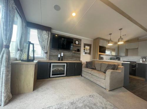 Beautiful caravan at Kent coast with wrap around decking and free WiFi sleeps 6
