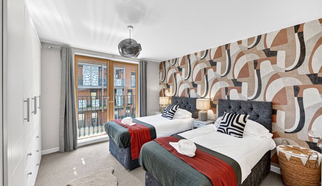 Beautiful Flat City Centre Balcony Secure Parking Sky TV Super-Fast WiFi Yoko Property