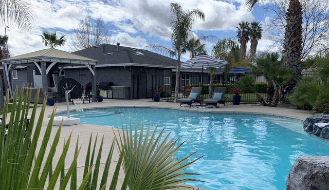 Beautiful Home with POOL - 10 min to downtown!