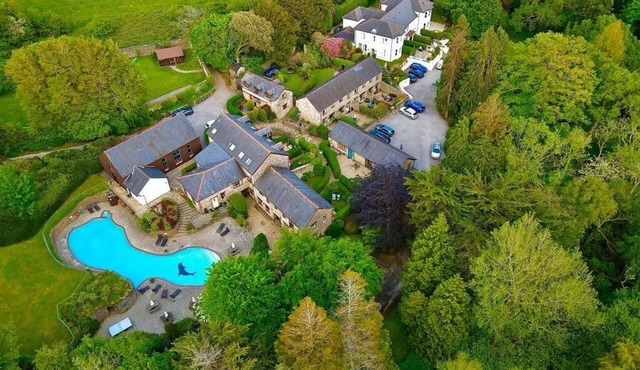 Beautiful Mews Cottage in 28 acres Swimming Pools Gym Tennis ,Lake, Pet friendly