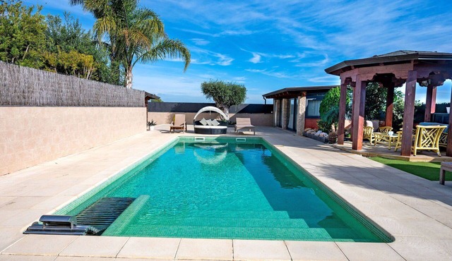 Beautiful private villa for 7 people with WIFI, private pool, A/C, TV and terrace