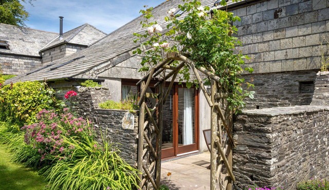 Beautiful private villa for 5 guests with hot tub, WIFI, patio and pets allowed