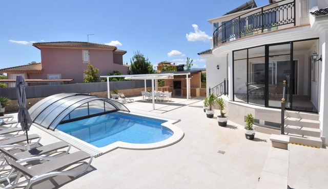 Beautiful spacious holiday home for families with a big swimming pool and garden - Free Wifi