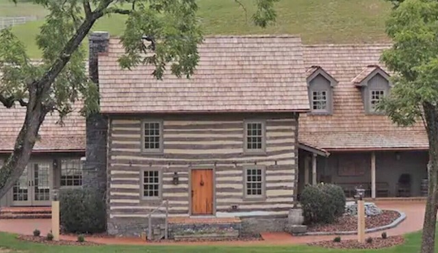 Bed & Breakfast in a 1795 Log Cabin on working farm, George Washington, Sr Suite