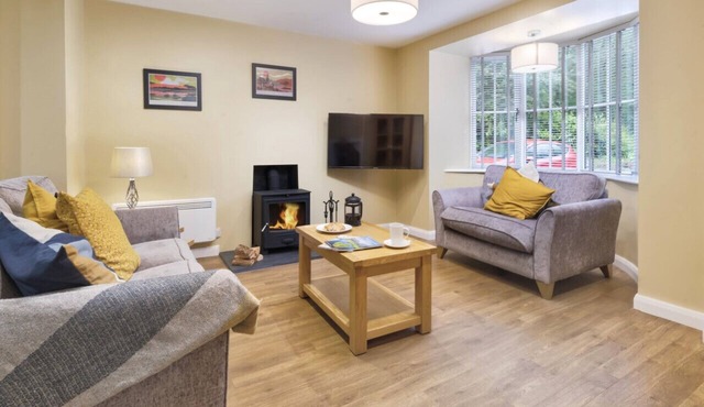 Bee Holme - Two Bedroom House, Sleeps 4