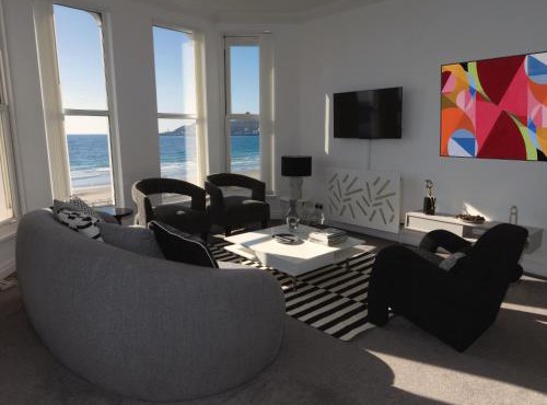 Belavista spacious Douglas apartment with stunning sea views