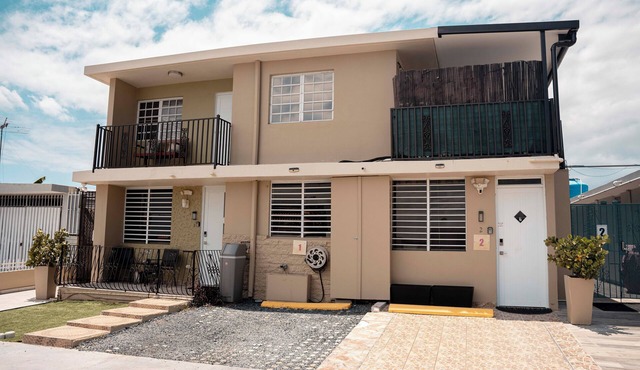 Big House with 7 Private Apts, 10 Rooms & 17 beds