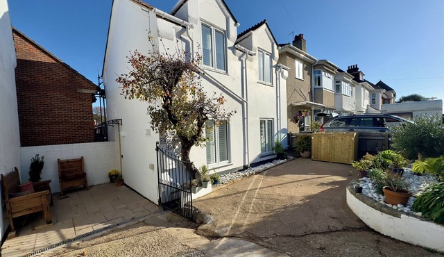 BOHEMIAN BEACH COTTAGE, pet friendly, with a garden in Bournemouth