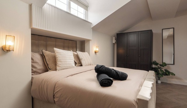 Bold St | Skylight Charm with Fireplace | King Bed