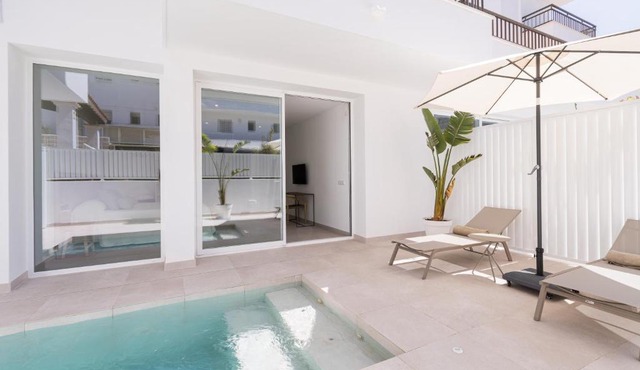 Bossa Bay Suites with Private Pool - MC Apartments Ibiza