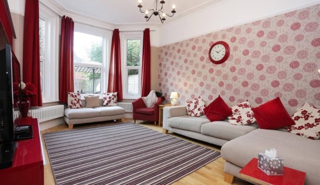BOURNECOAST: 6 BED HOUSE WITH GARDEN - WIFI - GAMES ROOM - NEAR SHOPS/BEACH-8380
