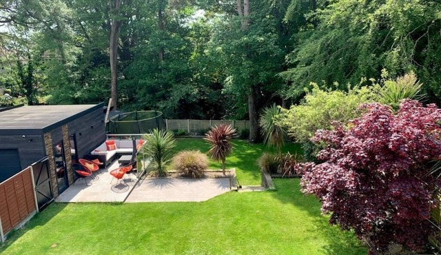 BOURNECOAST: LARGE DETACHED FOUR BEDROOM HOUSE WITH LARGE PRIVATE GARDEN -HB8530