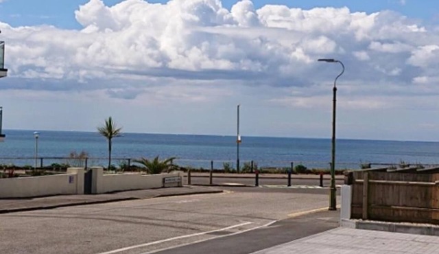 BOURNECOAST: MODERN PROPERTY WITH SEA VIEWS OPPOSITE THE SANDY BEACH - FM6193