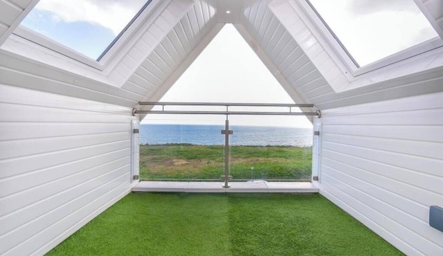 Bournecoast: Modern clifftop apartment with panoramic sea views by beach -FM6184