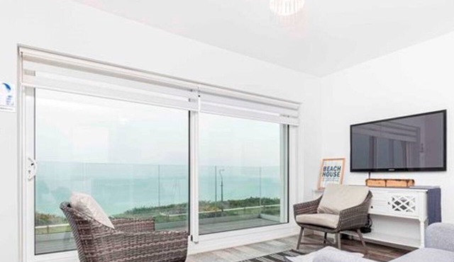 BOURNECOAST: Modern flat with BALCONY, INCREDIBLE SEA VIEWS and PARKING - FM8497