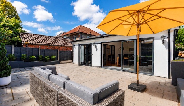 BOURNECOAST: TWO BEDROOM MODERN FAMILY BUNGALOW NEAR SHOPS/RIVER/BEACH - HB2079
