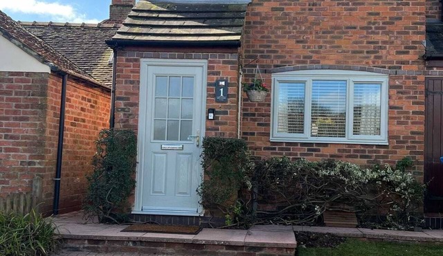 BOWLING GREEN COTTAGE, Pet friendly, country village location, Sleeps 6