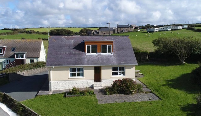 BRAMBLE COTTAGE, sea views, WiFi, Newgale