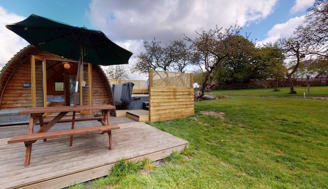 Bramley - Delightful en-suite wigwam with hot tub