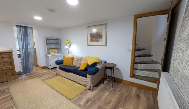 Bright cottage, sleeps 4, near trails, own parking