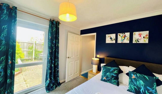 Bright & Sociable Home with Garden Retreat