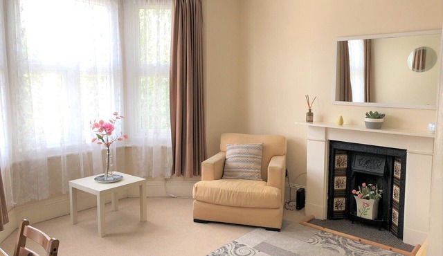 Bright, Spacious, 2 Bed 1st Floor Apartment, Elizabeth & Central Lines